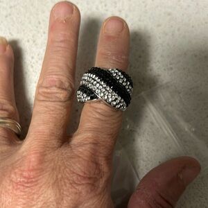 18k white gold 3.00 ctw black and white natural crystal